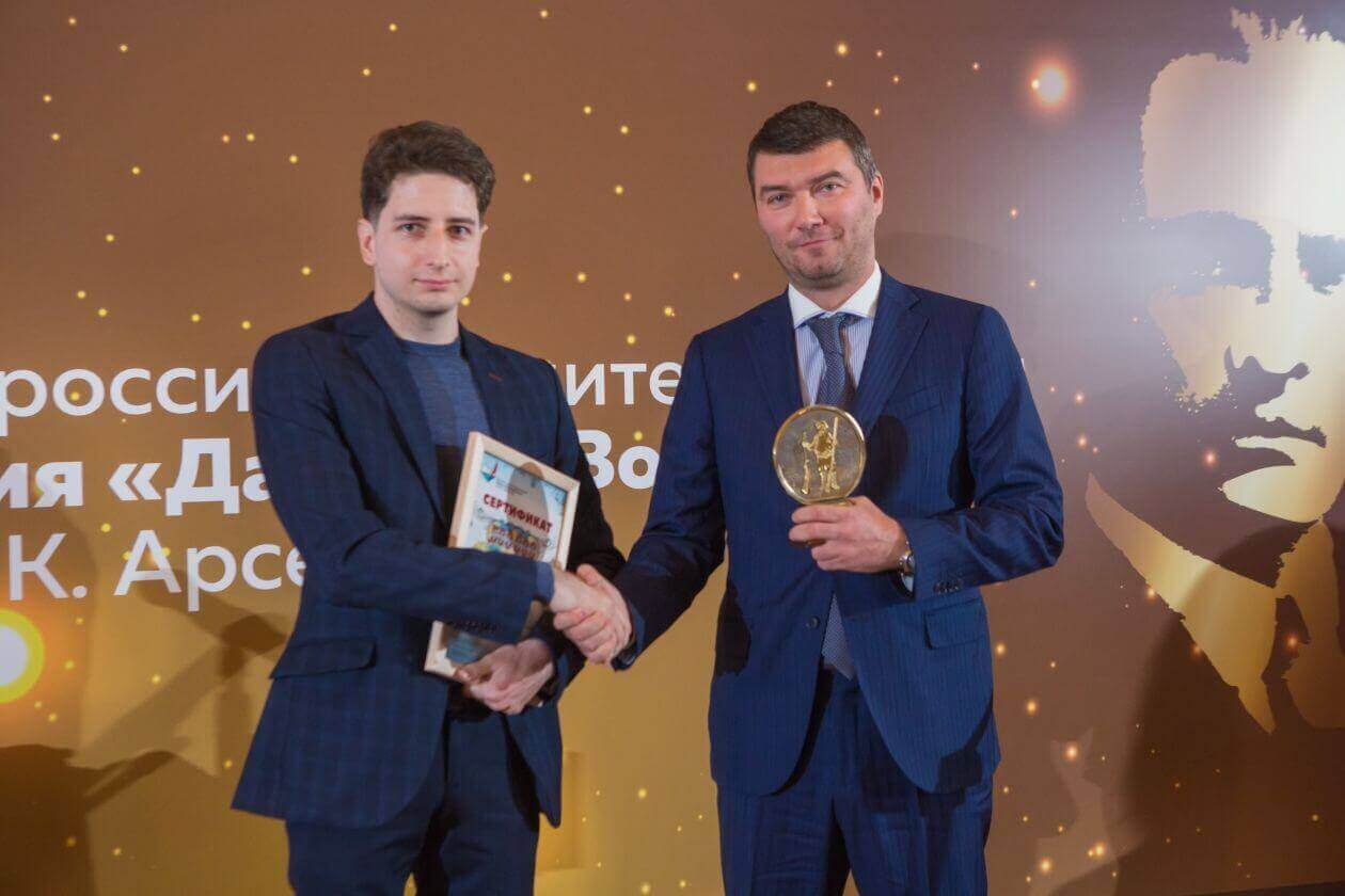 Алексей Наздратенко вручает Премию Никите Воробьеву. Фото: ИА PrimaMedia